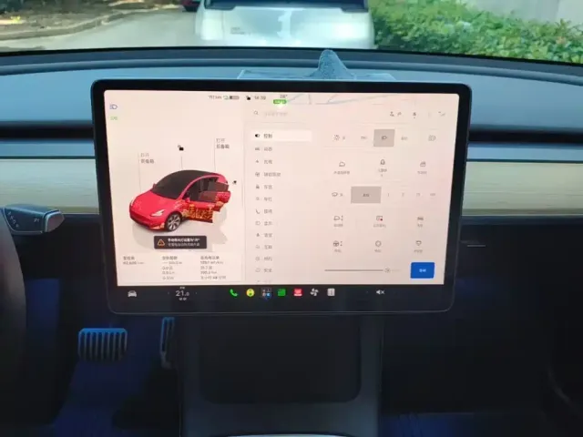 Tesla Model Y — Фото автомобиля 12