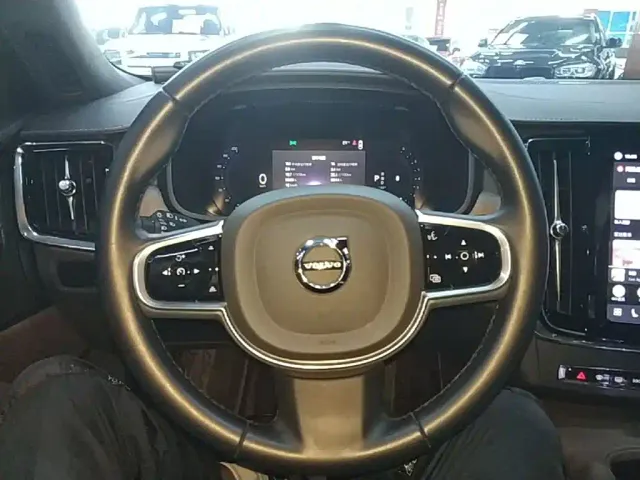 Volvo S90 — Фото автомобиля 10