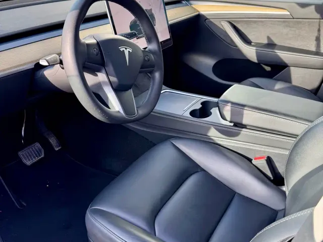 Tesla Model Y — Фото автомобиля 11