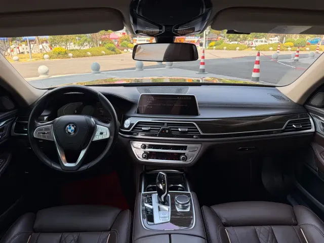 BMW 7 Series — Фото автомобиля 14