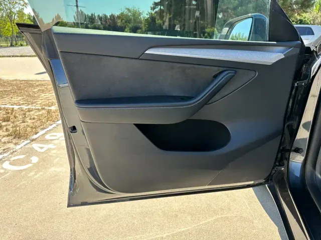 Tesla Model Y — Фото автомобиля 13