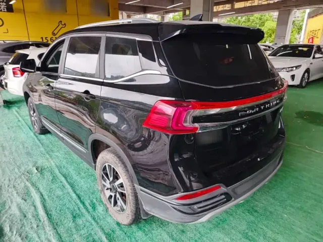 Forthing T5 — Фото автомобиля 4