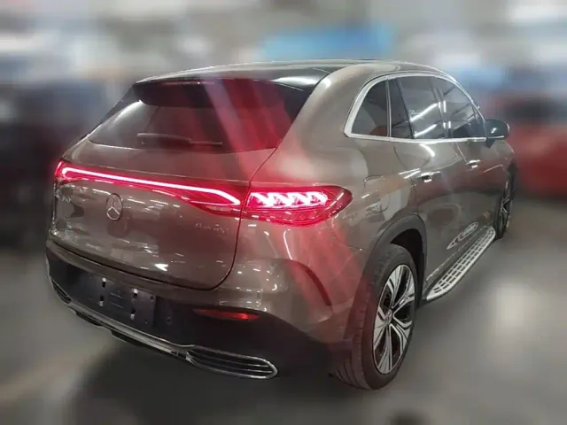Mercedes-Benz EQE SUV — Фото автомобиля 9