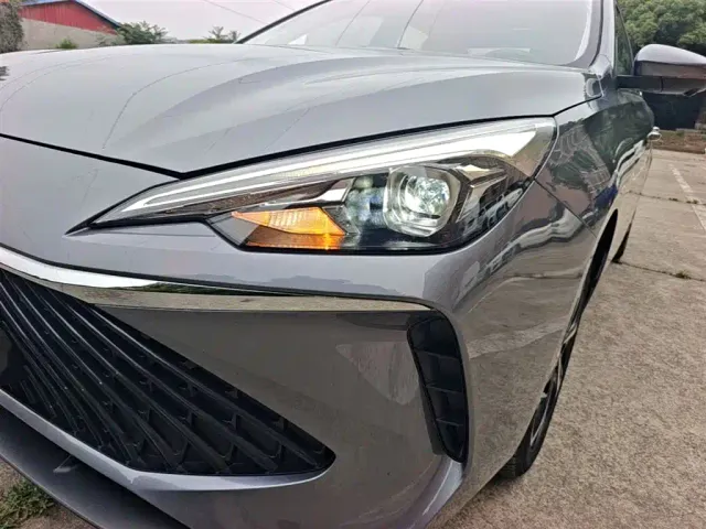 Roewe i5 — Фото автомобиля 23