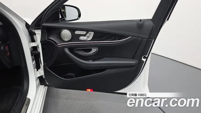 Mercedes-Benz E-Class — Фото автомобиля 24