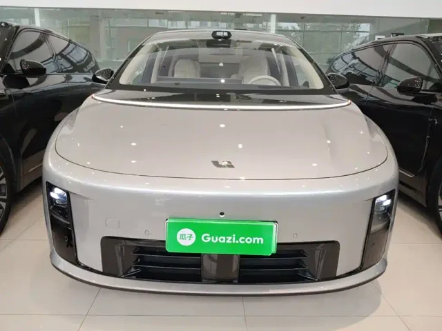 Li Auto i8 — Фото автомобиля 2
