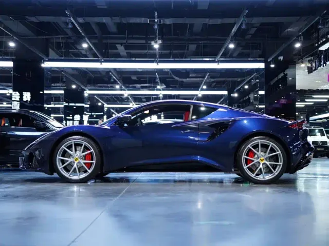 Lotus Emira — Фото автомобиля 4
