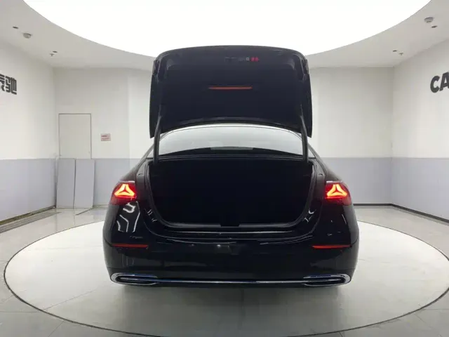 Mercedes-Benz E-Class — Фото автомобиля 30