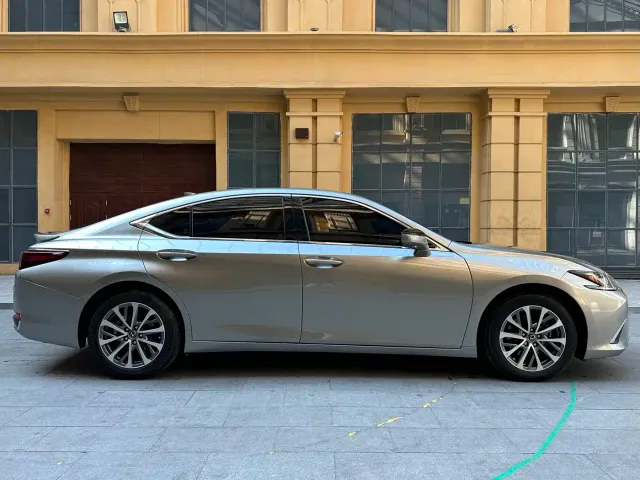 Lexus ES — Фото автомобиля 4