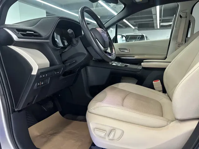 Toyota Sienna — Фото автомобиля 16