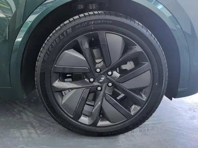 Li Auto L9 — Фото автомобиля 6