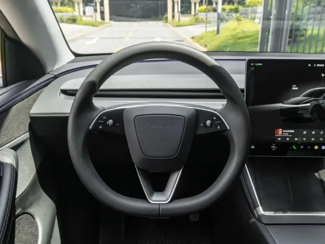 Tesla Model Y — Фото автомобиля 11