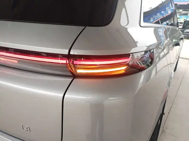 Li Auto L8 — Фото автомобиля 7