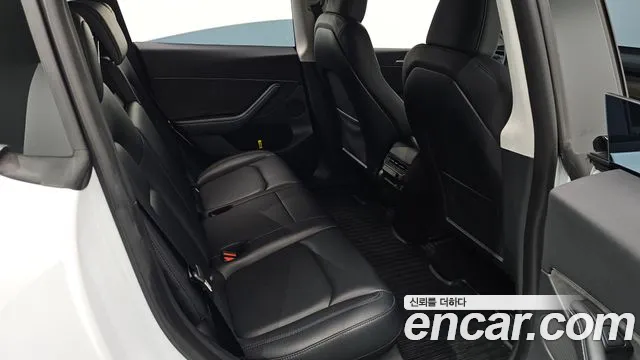 Tesla Model Y — Фото автомобиля 11