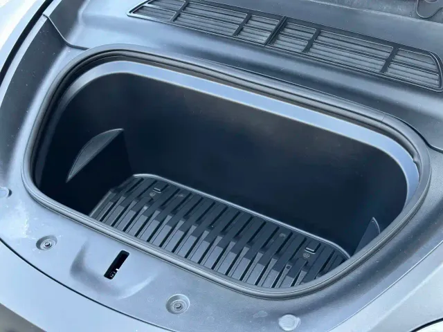 Tesla Model Y — Фото автомобиля 16