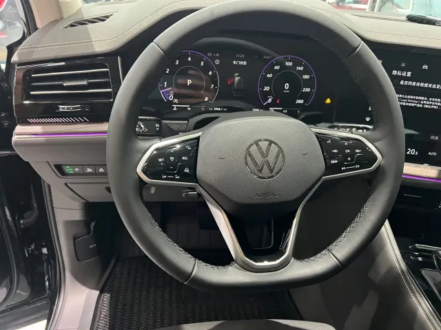 Volkswagen Touareg — Фото автомобиля 12