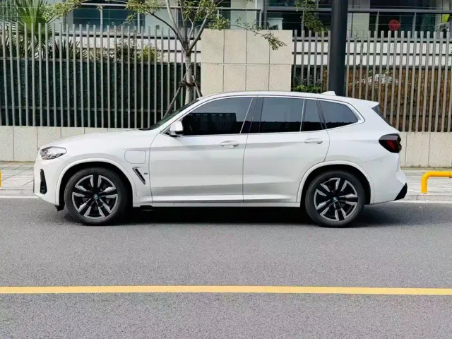 BMW iX3 — Фото автомобиля 2