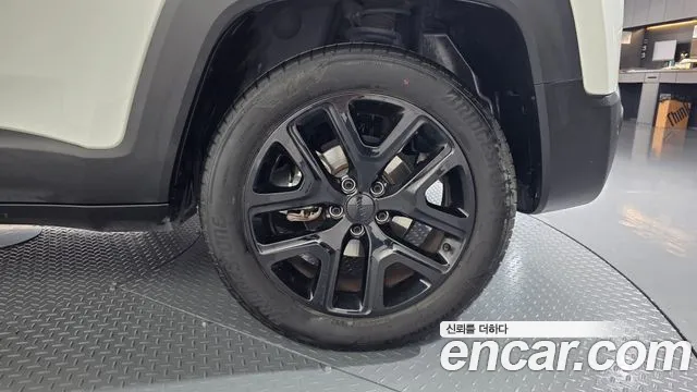 Jeep Renegade — Фото автомобиля 6