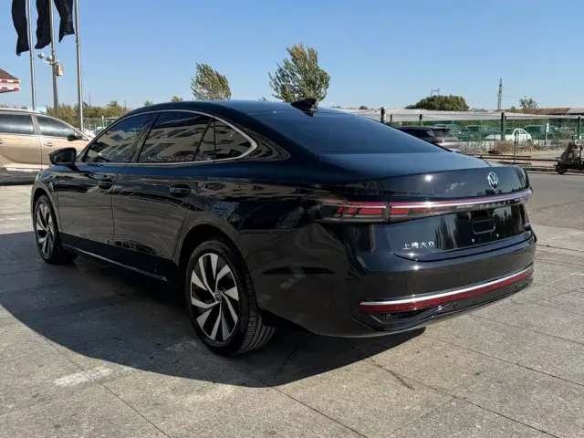 Volkswagen Passat — Фото автомобиля 14
