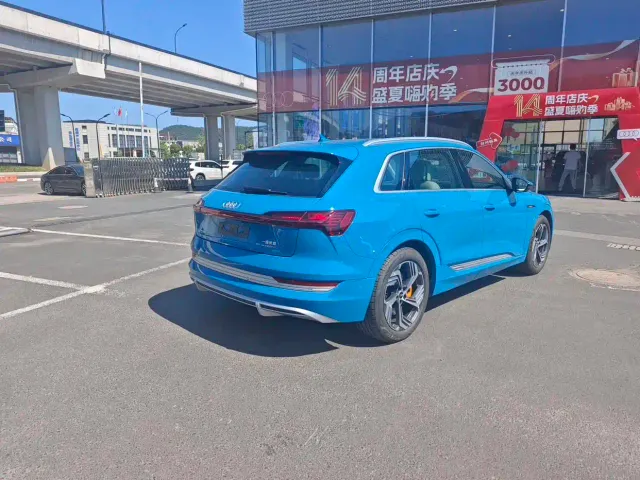 Audi e-tron — Фото автомобиля 3