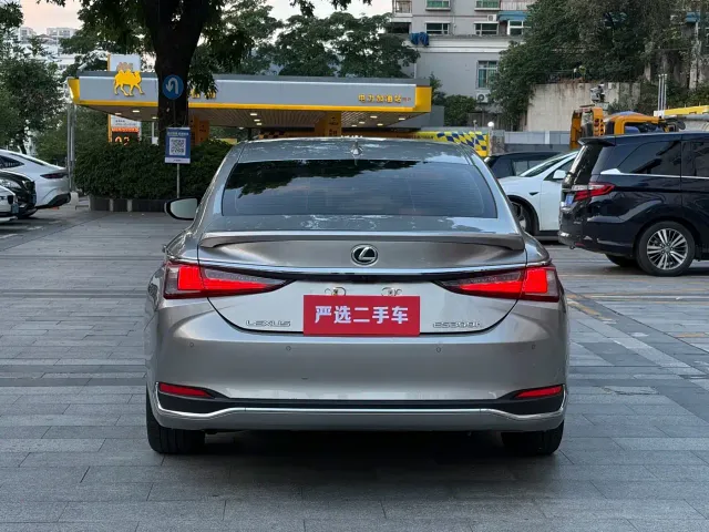 Lexus ES — Фото автомобиля 8