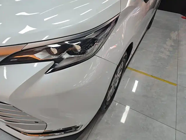 Toyota Sienna — Фото автомобиля 23