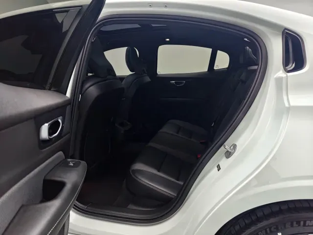 Volvo S60 — Фото автомобиля 5