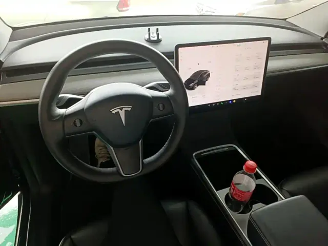 Tesla Model Y — Фото автомобиля 9