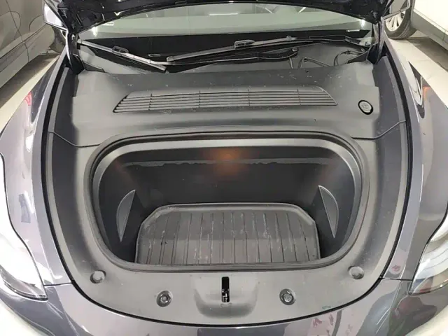 Tesla Model Y — Фото автомобиля 19