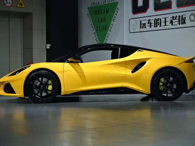 Lotus Emira — Фото автомобиля 10
