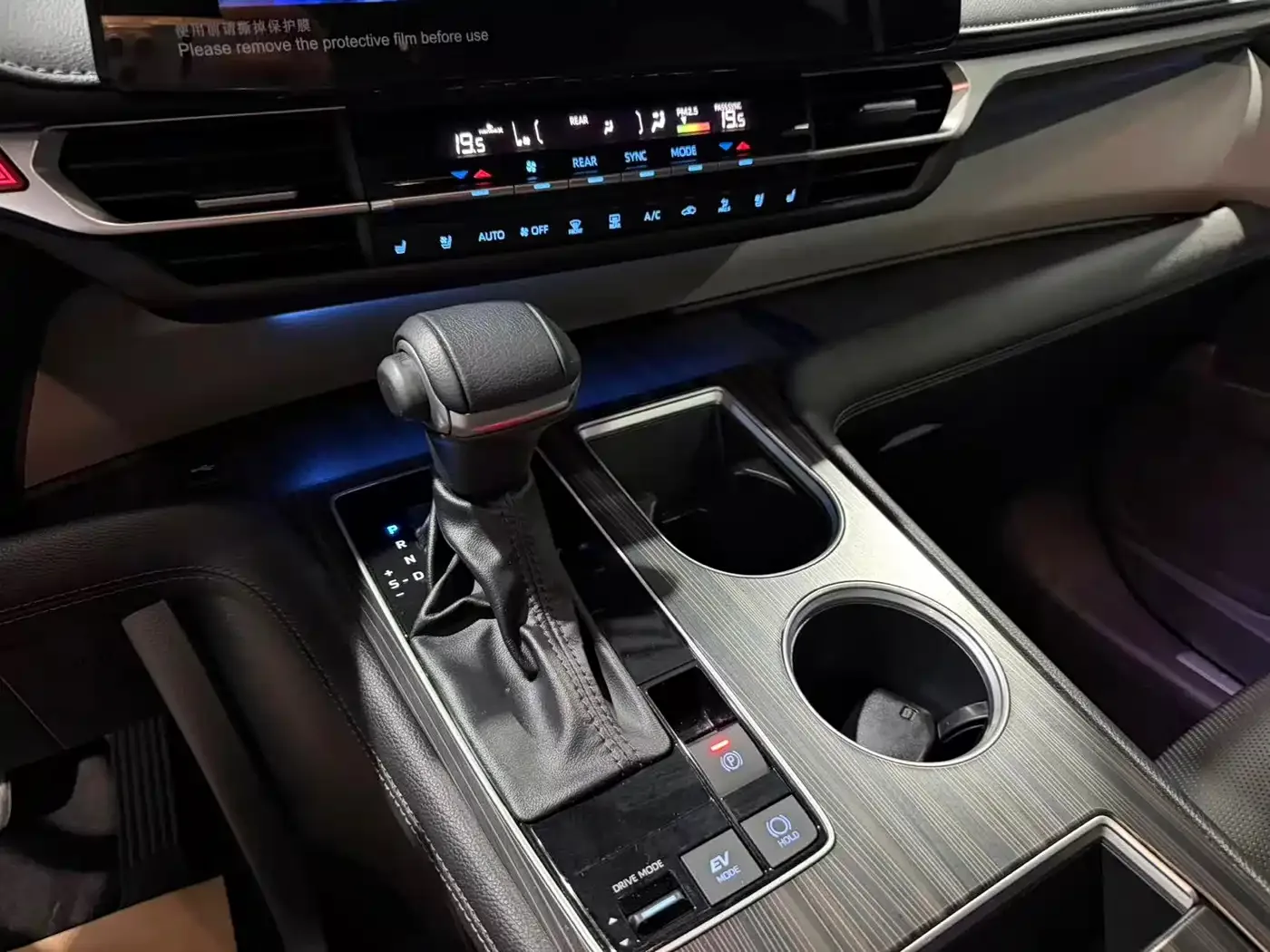 Toyota Granvia 2022 2.5L Hybrid Noble Edition — Фото автомобиля 15