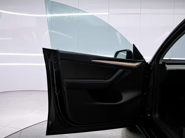 Tesla Model Y — Фото автомобиля 11