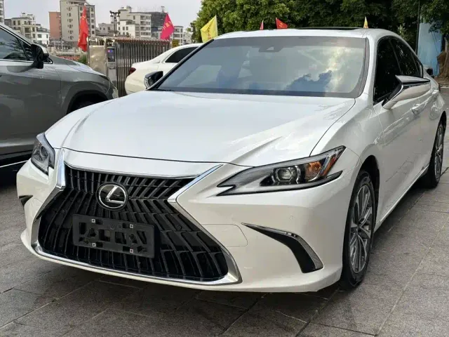 Фотография автомобиля — Lexus ES