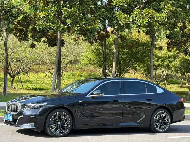 Фотография автомобиля — BMW 5 Series