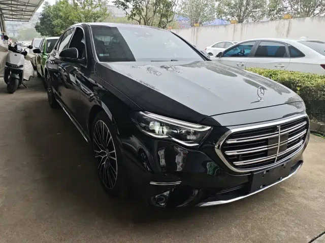 Mercedes-Benz E-Class — Фото автомобиля 3