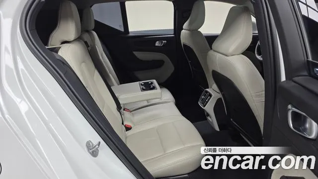 Вольво XC40 B4 Ultimate Bright — Фото автомобиля 12