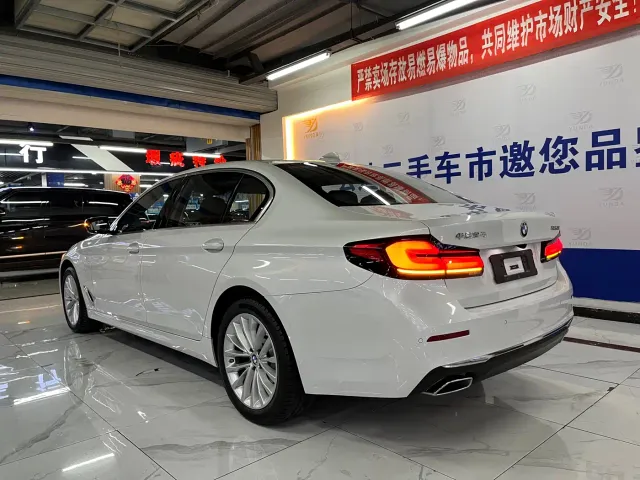BMW 5 Series — Фото автомобиля 3