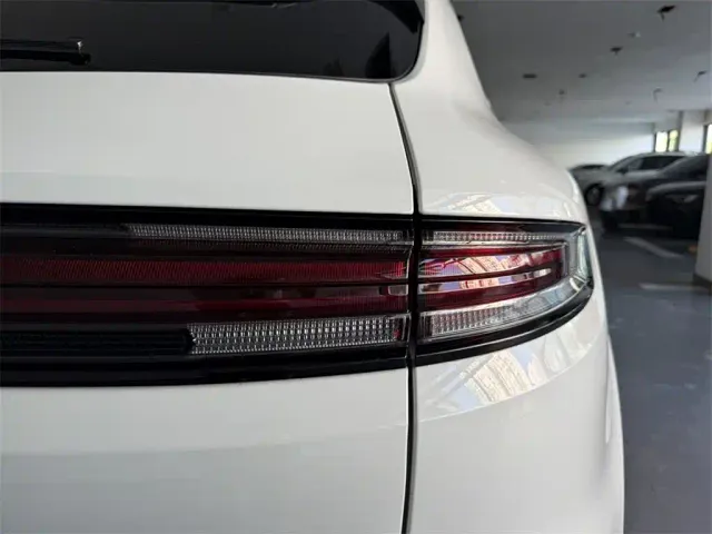 Porsche Cayenne New Energy 2024 Cayenne E-Hybrid 2.0T — Фото автомобиля 12