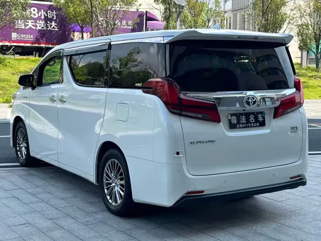 Toyota Alphard — Фото автомобиля 4