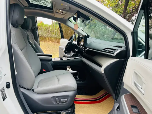 Toyota Sienna — Фото автомобиля 10
