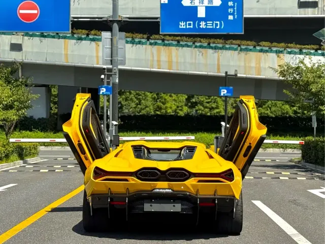 Lamborghini Revuelto — Фото автомобиля 8