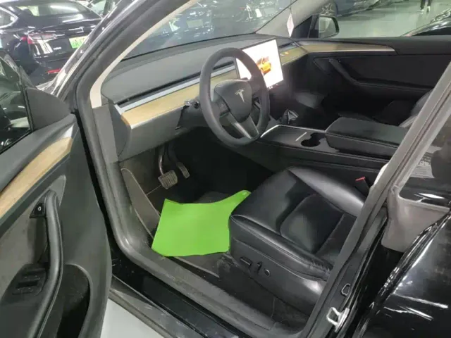Tesla Model Y — Фото автомобиля 11