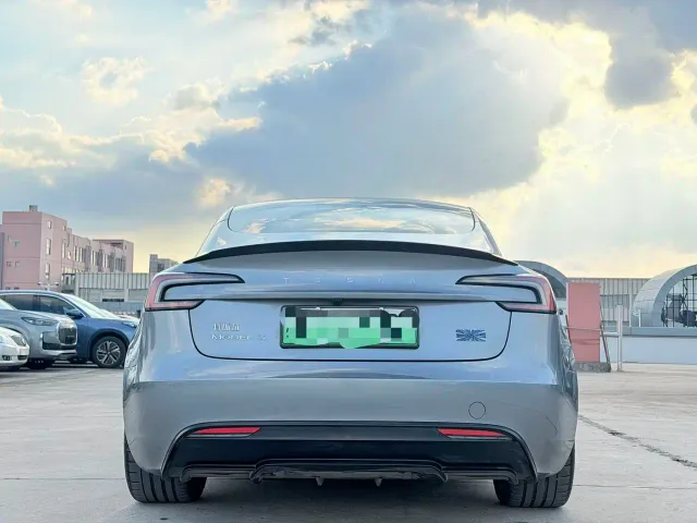 Tesla Model 3 — Фото автомобиля 6