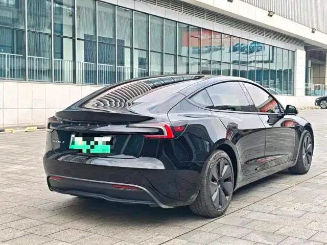 Tesla Model 3 — Фото автомобиля 10