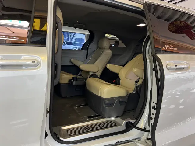 Toyota Sienna — Фото автомобиля 5