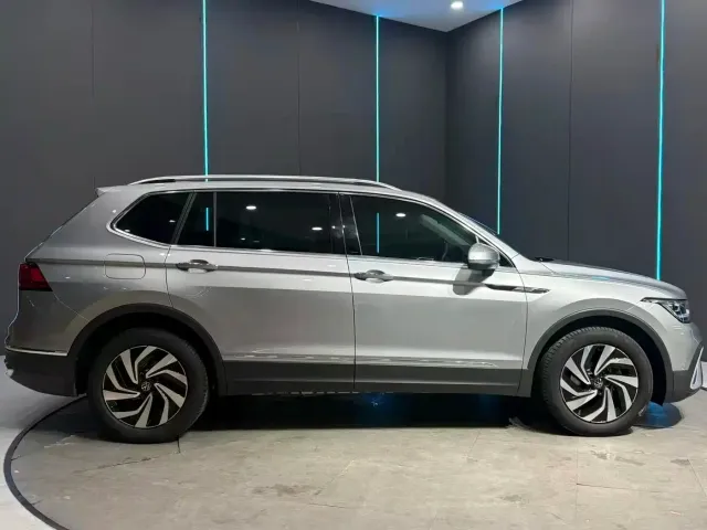 Volkswagen Tiguan L — Фото автомобиля 4