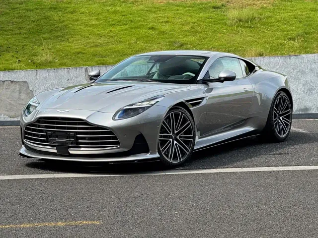 Фотография автомобиля — Aston Martin DB12