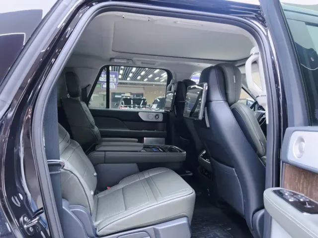 Lincoln Navigator — Фото автомобиля 8