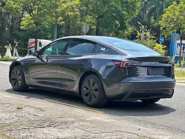 Tesla Model 3 — Фото автомобиля 17
