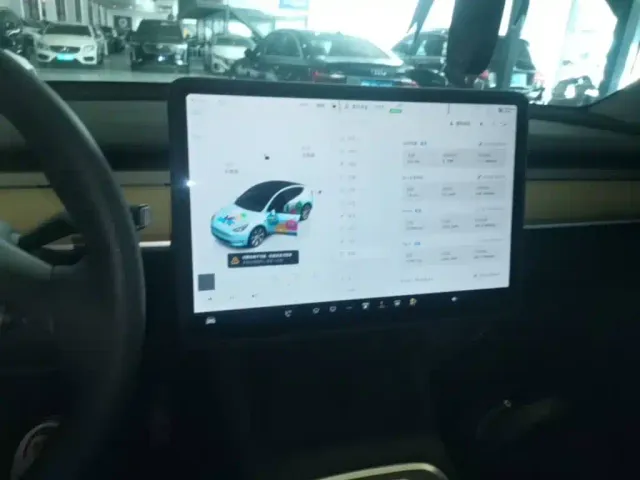 Tesla Model Y — Фото автомобиля 12